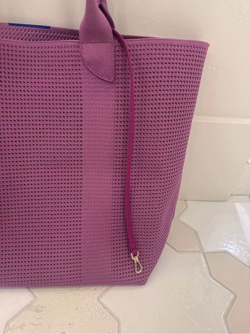 New- Rothy’s Lightweight Tote - Summer Berry - Picture 4 of 6